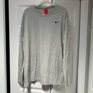 2 Men’s Nike long-sleeved Tees